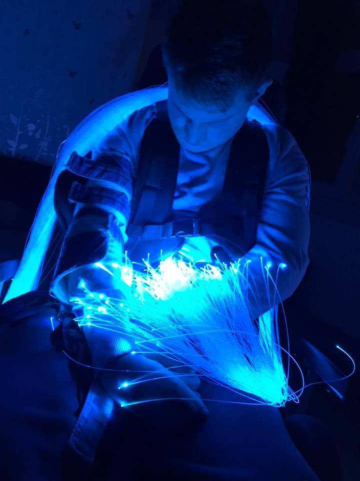 Sensory 2 Metre Fibre Optic Tails and Light Source (150/300pcs) - Sensory Light